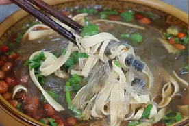 天冷了，我家最馋这酸辣粉，吃完汤都不剩，全身热乎舒服图片