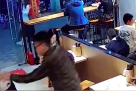 男子将面汤扣女生头上扬长而去，店家：他们互相认识，之前没有争吵，不清楚什么原因，已经报警图片