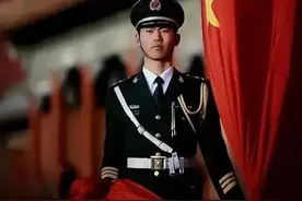 解放军升旗手张自轩，曾7年没有回家探亲，如今退役返乡图片