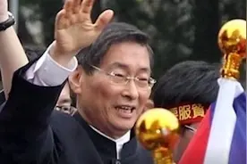 台湾爱国大佬张安乐，扛着国旗高唱“大中国”，号召千人爱国游行图片