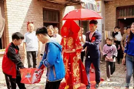 乡村纪实：当年的一句玩笑话，让他们从娃娃亲，成了如今的真夫妻图片