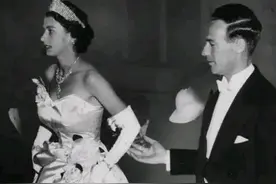 54年，悉尼市长摸了英国女王的白胳膊，引起了一场轩然大波图片