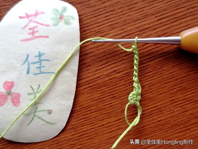 远方喜欢在银杏树下漫步的人,为你钩织了两片银杏叶哟