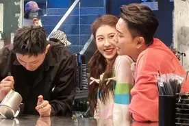 42岁黄宗泽与29岁张小婉牵着手，两人的关系太亲密图片