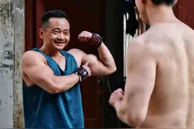 这个铁路健身哥，不去健身房同样可以练就“爆棚”体魄图片