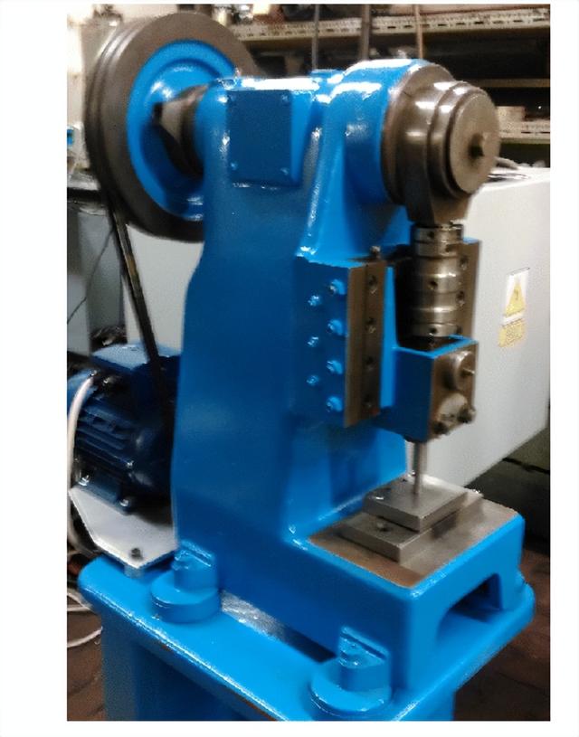 通过优化共振能量传递系统，提升冲压机的工作性能和系统动态特性