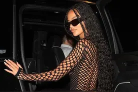 侃爷24岁嫩模女友炸街！大孔渔网衫展曼妙身姿，卡戴珊真的比不过图片