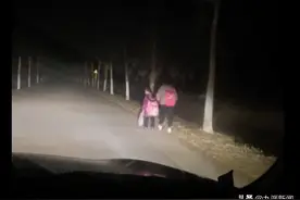 江苏沭阳县两姐妹深夜徒步，陌生司机照明，一路护送回家图片