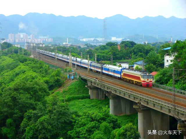 买到一票难求的z125绿皮车,卧铺车厢还很多空铺(z字头的硬座) - 冷