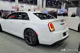 2023款克莱斯勒300C，排量6.4L，最后的半球形燃烧室V8汽油发动机图片