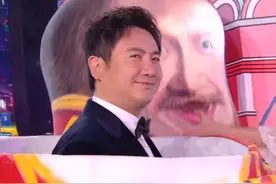 东方卫视跨年：54岁周慧敏状态好，黄渤大跳迪斯科，沈腾搞笑出场图片