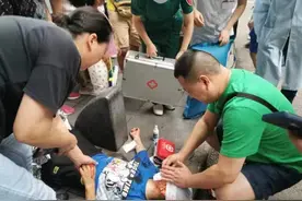 视频 | 你说“没事”的样子很帅！10岁男孩躺路边满脸是血 医生路过紧急救治图片