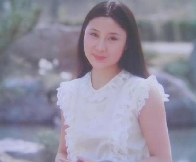 丁岚：曾火遍全国移居国外，回国经商成亿万富婆，58岁仍孤身一人