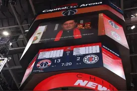 NBA赛场近万球迷一抬头，屏幕上出现中国驻美大使图片
