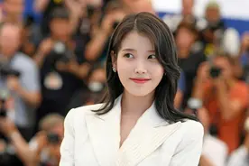 李知恩职业装亮相戛纳发布会，长发短裙，每个角度都美到爆炸图片