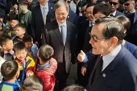 台媒注意到：他们高喊“两岸一家亲！”图片