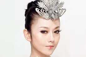 杨丽萍孔雀舞中舞者造型被指不雅。引发争议，意见呈现两极化图片