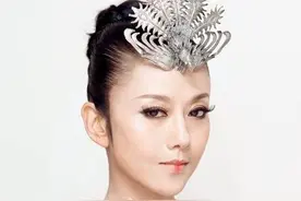 杨丽萍孔雀舞中舞者造型被指不雅。引发争议，意见呈现两极化图片