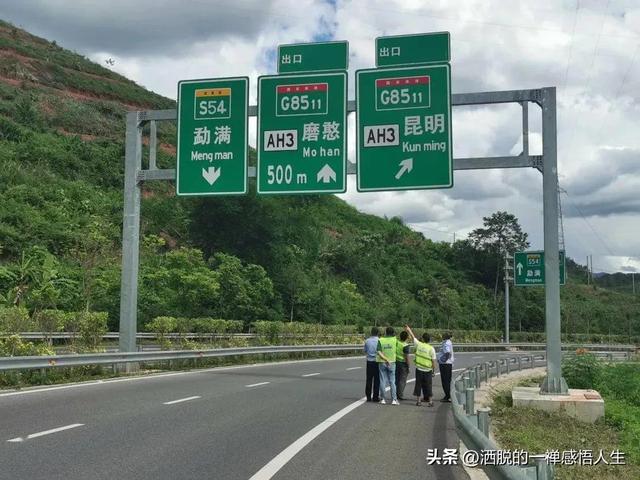 国内高速“大换血”，中英文路标全部更换，司机拍手叫好