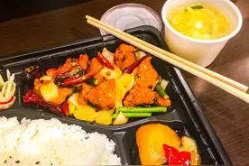 午餐膨胀，动辄三四十，打工人吃不起一顿好饭图片