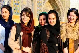 头巾遮不住伊朗美女的风情万种图片