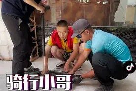 #川藏318上，骑行小哥自己给自己轮胎放气，别说我没搞懂，他自己也没搞懂！#318川藏线 #非专业人士请勿模仿视频封面