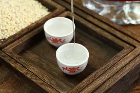 酒桌上，看到带矿泉水的人要注意，看似不起眼，实则“老江湖”图片