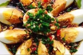 凉拌水煮蛋的简单做法，好吃又营养，爽口又开胃，一盘不够吃图片