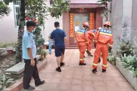 太吓人！一市民家中忽然爬进眼镜蛇……图片