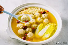 “丸子汤”这样做，只用肉粒和蛋黄不用肉馅，颗颗饱满太好吃图片