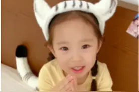 王智3岁女儿扮老虎说祝福，母女俩宛如复制粘贴，还向妈妈讨红包图片