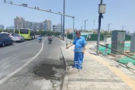 惊险！通州街头一辆燃油三轮车着火，多人帮忙灭火！车主：车刚买四天，正要去上牌图片