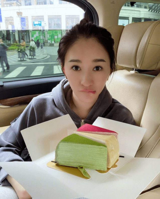 港媒曝张柏芝领证，3胎生父被找到谢贤无奈接受，曾霸占李小冉4年