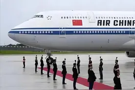 北京专机顺利返回，港媒趁热打铁，李嘉诚变相发声，交易能成吗图片