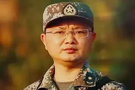 2002年，中国小伙发明特殊水泥：试验弹轰上去，直接被震碎弹飞图片