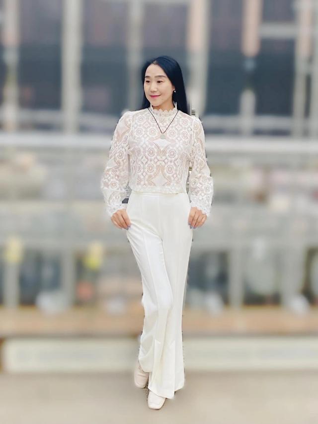 十个简单站立拍照姿势,让你瞬间摆脱手足无措(拍照pose站立姿势大全)