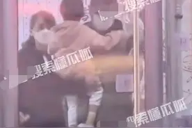 明道一家三口外出聚餐，霸总变奶爸全程带娃，妻子紧跟身旁显温馨图片
