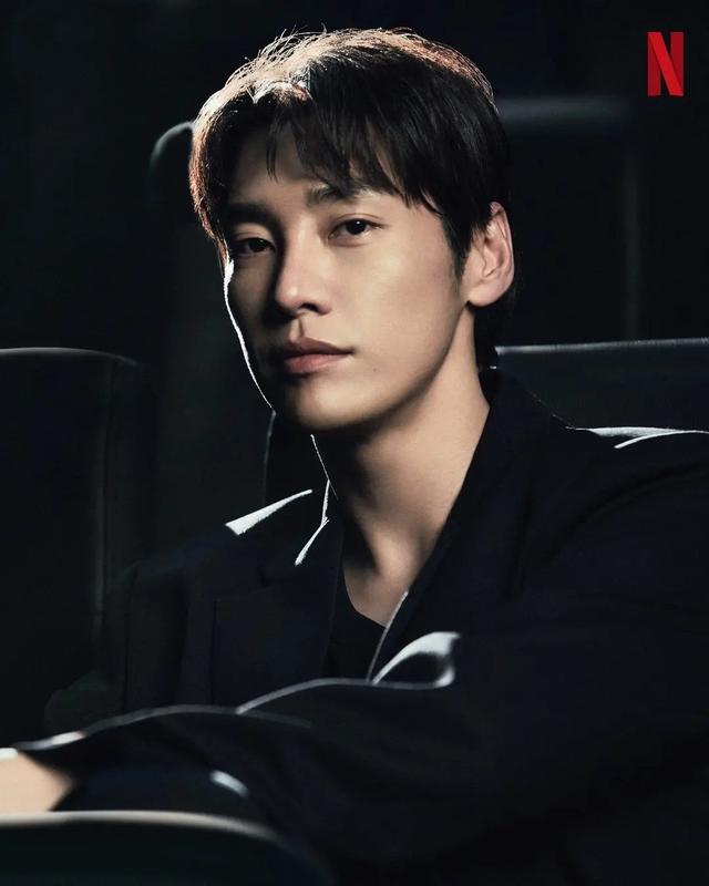 金英光模特出身,也演过不少浪漫偶像剧,虽然容貌称不上帅气,但是他有