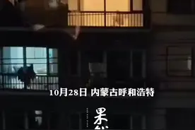装修工因疫情被困，没有被褥呆坐在地板上孤独无助图片