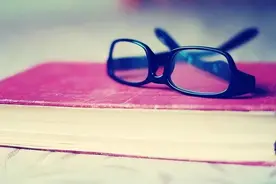 一个女人经常穿别人的旧衣服，往往会拥有这几种命运图片