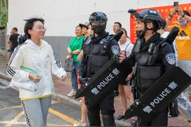 高考妹妹一出场，特警哥哥送惊喜图片