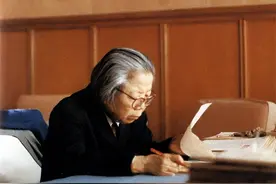 秘书赵炜回忆：84年邓颖超80岁生日时，宋美龄专门送来一只水晶兔图片