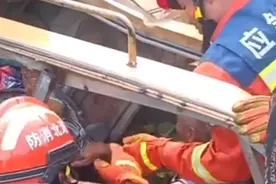 湖北荆门 挖掘机翻车司机被困车底，消防刨土救人图片