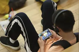 男孩溜进女浴室偷看起反应，被发现后拿年龄说事，原因是什么？图片