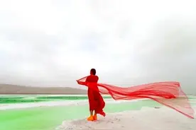 据说谁看到这个红衣女，谁就离死不远了。图片