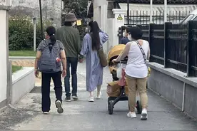 郭碧婷向佐杭州街头游玩被偶遇 全程牵手力破离婚传言图片