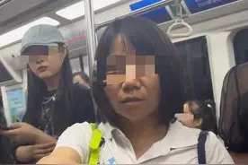 女子地铁上自称“老师”强令他人让座，目击者：是来西安旅游的，其女儿一直劝阻她图片