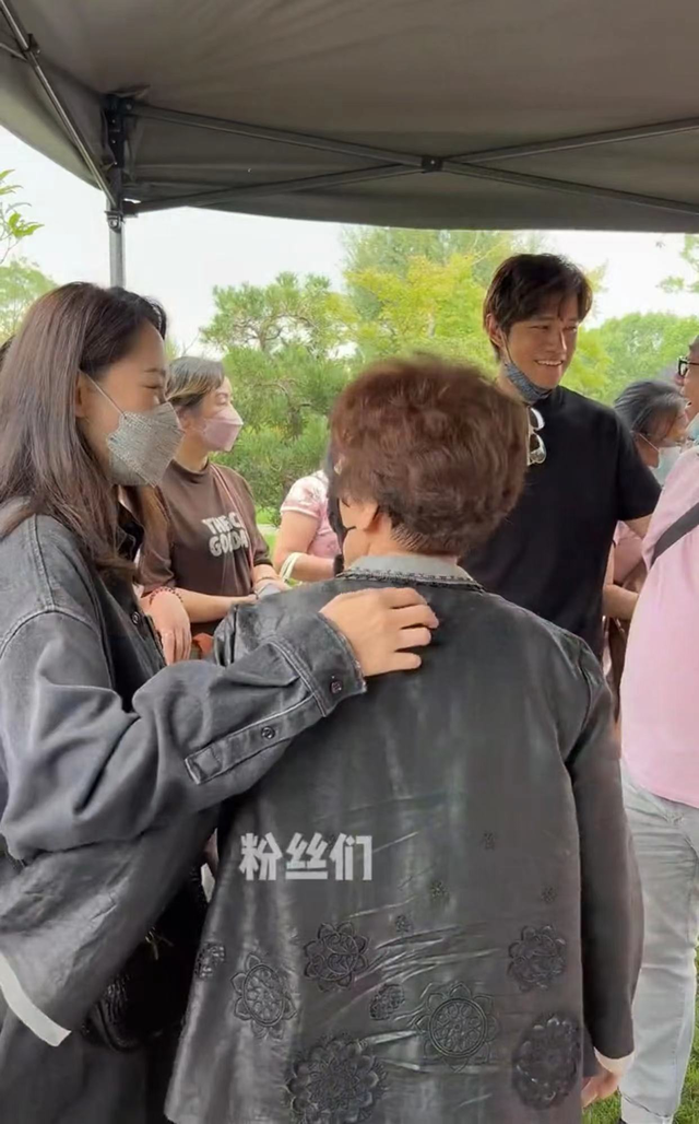 乔任梁的父母介绍自己的老公,而alan则一直默默地站在旁边,凝视着老婆