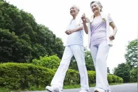 长期走路，真的对健康有利吗？提醒：过了60，走路注意这3点图片