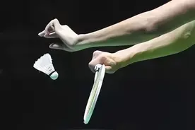 打羽毛球老打疵的球友，多数是因为球感不好，三种方式来提升球感图片